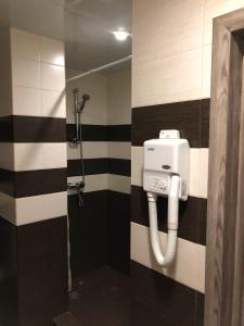 喀山阿隆酒店的一间设有黑白条纹淋浴的浴室