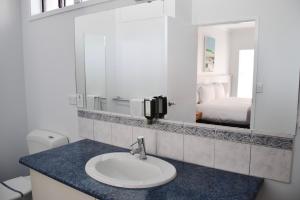 沃纳姆堡八斯班斯酒店的一间带水槽和镜子的浴室