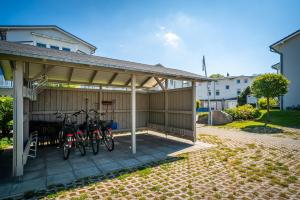 奥斯特巴德·哥伦Haus Heidelberg的车库内停放两辆自行车