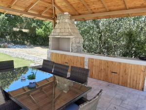 LasaLasa Valley Villa的庭院设有桌子和石头壁炉。