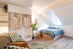 戛纳Le Carnot - HYPERCENTRE - Cosy & Climatisation的一间配有沙发、一张床和窗户的客房