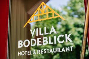 施尔奇Hotel Villa Bodeblick的酒店和餐厅的标志