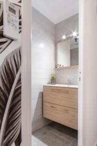 戛纳Le Carnot - HYPERCENTRE - Cosy & Climatisation的一间带水槽和镜子的浴室