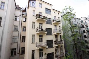 布拉格布拉格市中心专享公寓酒店的公寓大楼的一侧设有阳台。