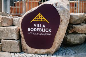 施尔奇Hotel Villa Bodeblick的岩石上的标志