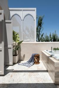 埃皮斯科皮·罗希姆诺Jasmine Holiday Villa的带浴缸、水槽和浴缸的浴室