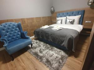 库瑞尼卡慕斯卡BALTIC PLAŻA przy plaży的一间卧室配有蓝色的床和蓝色椅子