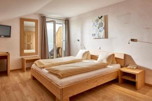 巴德施瓦茨塞巴德施瓦茨塞酒店的一间卧室配有一张床、一张桌子和一个窗户。