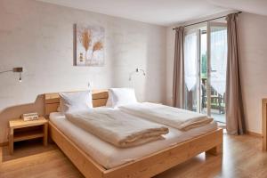 巴德施瓦茨塞巴德施瓦茨塞酒店的一间卧室配有一张带白色床单的床和一扇窗户。