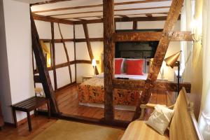 伊费茨海姆船舶魅力酒店的一间卧室配有一张带红色枕头的大型木制床。