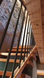 莫尔曼诺La Locanda dei Cavalieri的木楼梯,房子有木制天花板