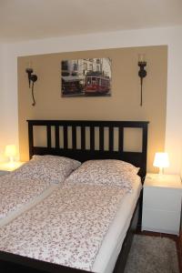 不莱梅Casa Feliz的卧室内的一张床位,墙上有两盏灯