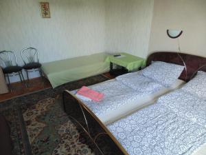 比亚韦斯托克Villa Turysta的配有两张床铺的客房配有桌椅
