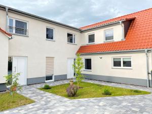 爱尔福特FeWo Sulzer Siedlung Erfurt "Haus 6"的橙色屋顶房屋的图象