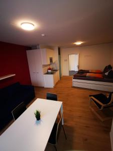 卢塞恩Anstatthotel Horw - self-check-in的一间设有白色桌子和一张床的客房