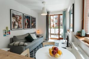 克拉科夫Harmo no. 1 - Sunny Apartment with big terrace的客厅配有沙发和带一碗水果的桌子