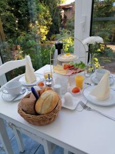 巴贝Pension Mien Fründt的一张带一篮面包和鸡蛋的白色桌子