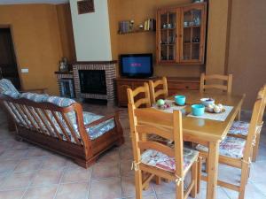 Sant Salvador de TolóApartaments Mitjavila的客厅配有桌椅和电视。