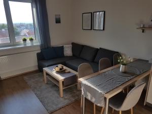 比尔森KaVi Apartments #1, TOP sunset view的客厅配有沙发和桌子