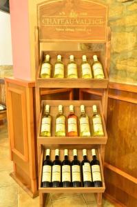 比尔森瓦利斯膳食旅馆的陈列柜里的一束葡萄酒
