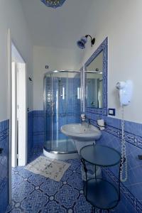 圣马里纳萨利纳坎纳塔酒店的蓝色的浴室设有水槽和淋浴