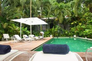 别霍港卡默莱昂精品酒店的一个带躺椅和遮阳伞的游泳池