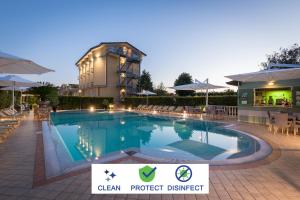 马里纳迪马萨蒂兹雅娜酒店的一座标有清洁项目区的酒店游泳池