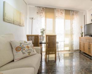 阿尔姆尼卡Lovely studio Cartago的客厅配有沙发和桌椅