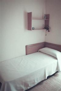 莱斯卡瑟斯-达尔卡纳Apartamento Columbretes的一间卧室,配有两张床