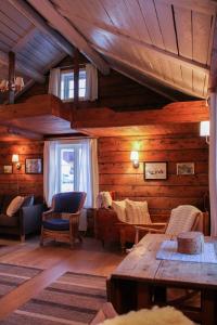 奥镇Å Rorbuer - by Classic Norway Hotels的客厅设有木墙和木制天花板。