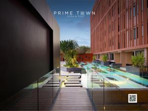 普吉镇PRIME TOWN - Posh & Port Hotel PHUKET的享有带游泳池的建筑景致