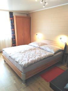 因斯布鲁克Ferienwohnung Nagy的一间卧室配有一张带两盏灯的床。