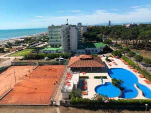 米兰马瑞提那阿德里亚酒店的享有带游泳池的度假村的空中景致
