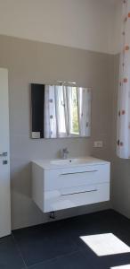 加尔达湖滨Eagle Rooms的白色的浴室设有水槽和镜子