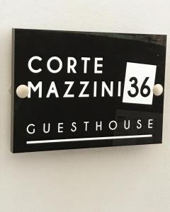 切塞纳蒂科Guest House CorteMazzini36的墙上的标牌,上面有单词中心marlinulse