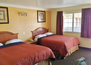 圣贝纳迪诺市中心7号汽车旅馆的酒店客房设有两张床和窗户。