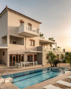 皮吉Tsourlakis Residence, an oasis of tranquility, By ThinkVilla的一座带游泳池和房子的别墅
