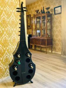 马贝拉Villa Palma的坐在房间里地板上的黑色吉他