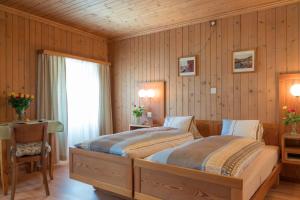 波斯基亚沃Altavilla, Rooms & Breakfast的一间带一张大床的卧室,位于带木墙的房间