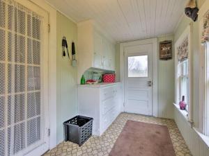 Owls HeadSea Rose Cottage的一间设有白色门和窗户的小厨房