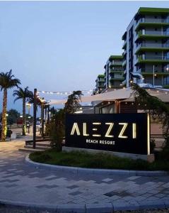 北马马亚-讷沃达里ALZ Beach Apartments in Alezzi Beach Resort的建筑前真正的度假胜地的标志