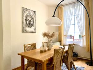 法尔肯堡Appartement Scheepers的餐桌、椅子和台灯