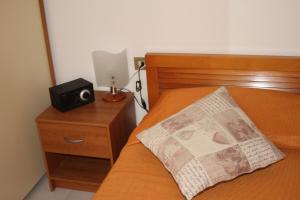 夸尔图-圣埃莱娜Fede & Francy的一间卧室配有一张带报纸和床头柜的床