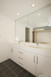 坎贝尔敦马克林汽车旅馆的一间带两个盥洗盆和大镜子的浴室