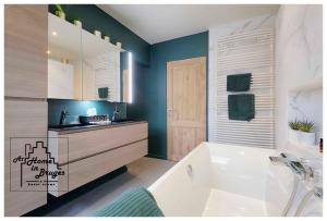 布鲁日at Home in Bruges的浴室配有白色浴缸和水槽