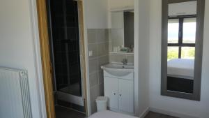勒克鲁西克卡斯特摩尔酒店的一间带水槽和镜子的浴室