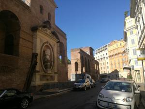 罗马Two Chic Guesthouse的一条街道,汽车停在大楼的一侧