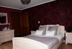 斯塔沃洛Sofiya Apartment的卧室配有白色的床铺和红色的墙壁