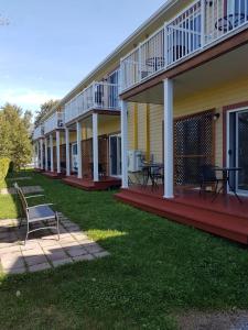 卡穆拉斯卡海军陆战队汽车旅馆的草坪上一排带桌子和长椅的房屋