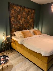 赞德沃特The Rock的一间卧室配有一张大床和大床头板